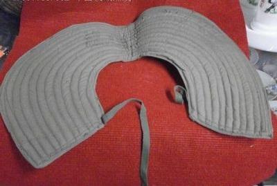 垫肩是很少见的东西,不是西服上的衬托垫,而是一种劳保工具